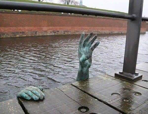 Photo d'une statue au Danemark en hommage aux refugies